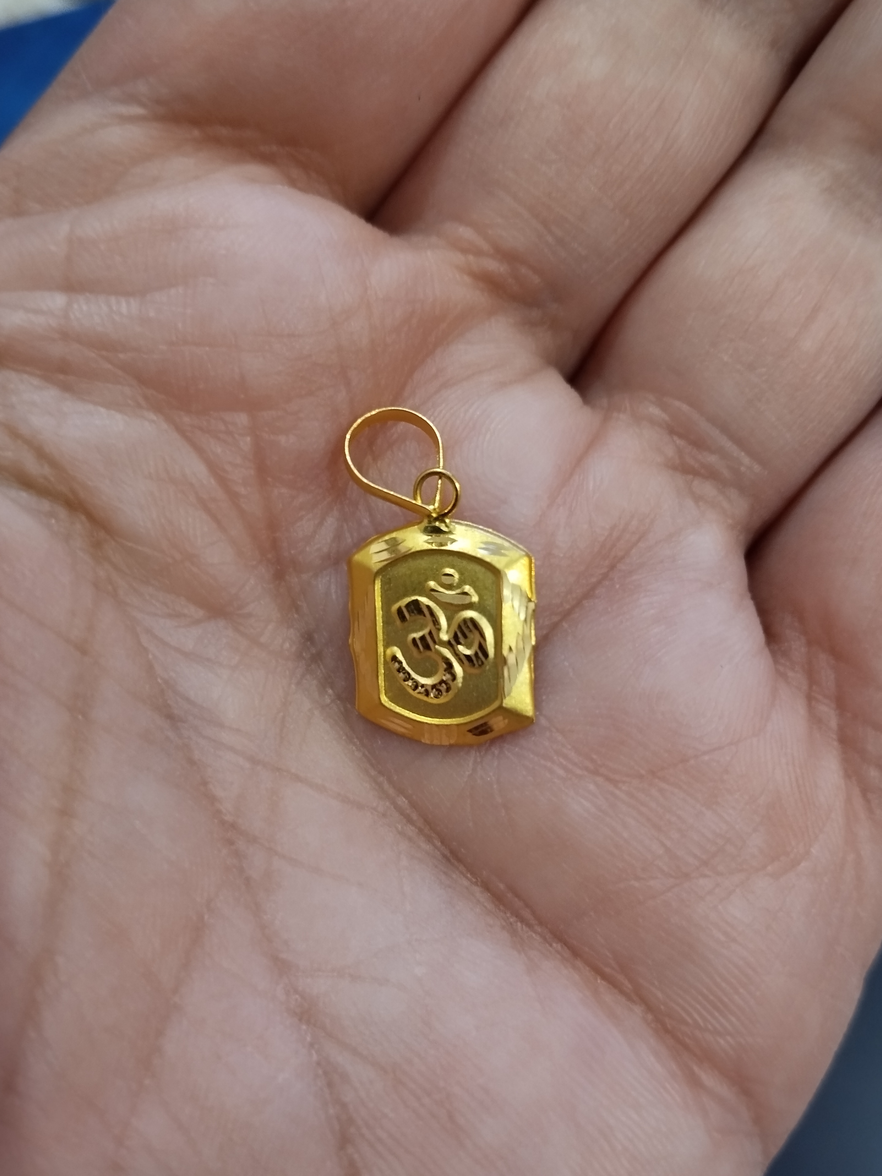 Divine Om Shree Gold Pendant - View 2